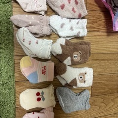 (赤ちゃん用品大量出品中)長袖ロンパース、靴下、おくるみまとめ売りの画像