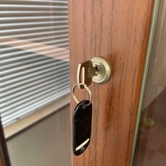 コクヨ　木製キャビネット　鍵付き　事務所棚　オフィス家具の画像