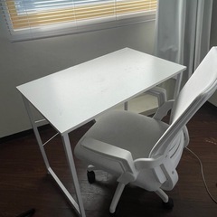パソコンデスクとチェアの画像