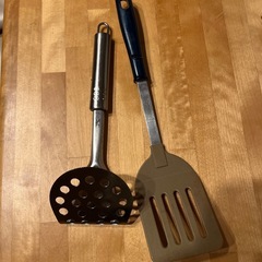 フライ返しとじゃがいもマッシャー