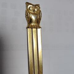 幸福の金色のフクロウ　メモピン　栞しおり　比較のためにペンを置き...