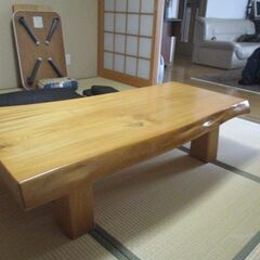 天然目１枚板テーブルの画像