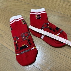 ①消防車　靴下