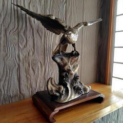 鷹の置物 鳥の置物 鉄製 置物 鷹 台座付の画像