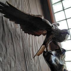 鷹の置物 鳥の置物 鉄製 置物 鷹 台座付の画像