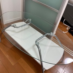 ガラスの机