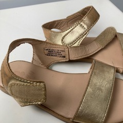 貰ってください　H&M キッズ サンダル ゴールドの画像
