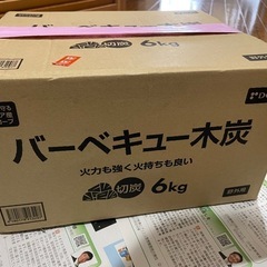 【お取引中】BBQやキャンプに！薪（8本）・木炭（6キロ）の画像