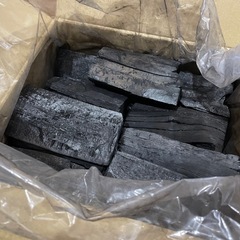 【お取引中】BBQやキャンプに！薪（8本）・木炭（6キロ）の画像