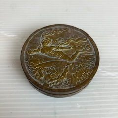 k1008603  朱肉入れ 北村西望作 文化勲章受賞者美術 銅製 肉池 朱肉 天女の飛翔 直径約7cm 共箱 共布付 書道具 金属工芸 古美術 骨董インテリア 蔵出し お宝 希少 珍品 中古 現状品 の画像