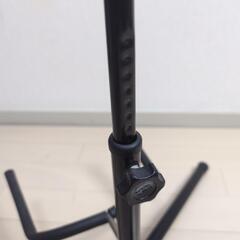 ギター、ベースなどのスタンドの画像