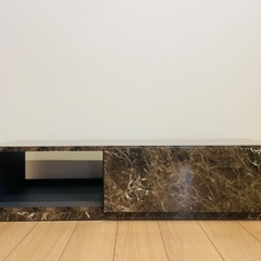 光沢のある大理石柄テレビ台