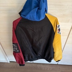 フードつきナイロンパーカーの画像