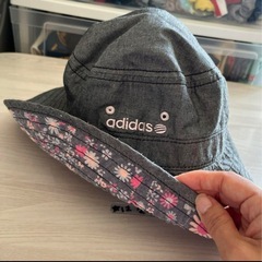 お値下げ♡adidas ハット　帽子　内側花柄の画像