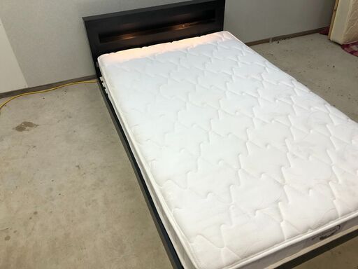 決まりました
セミダブルベッド　マットレス付　照明　コンセント付き　【糸島市内 送料無料】　1008-2