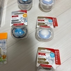 哺乳瓶とおしゃぶりの画像