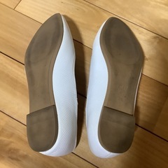 H &M  フラットシューズ　白　24cmの画像