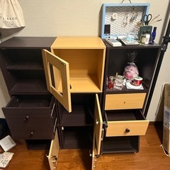 ナチュラルブラウンとダークブラウンの2色の木目のキューブボックスの画像