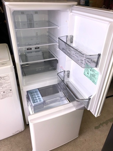 ????Vários refrigeradores, máquinas de lavar e um conjunto de eletr