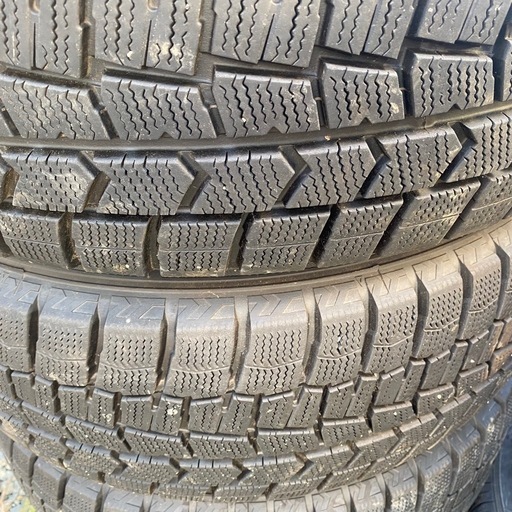 ダンロップ　215/55R17 スタッドレスタイヤ　バリ溝　2023年製 ダンロップ 215/55R17 スタッドレスタイヤ バリ溝 2023年製