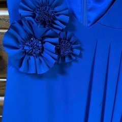 ブルーのパーティードレス　お花のコサージュ付きの画像