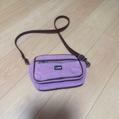 Lee のピンクのショルダーバッグ