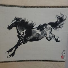 ①北京市珠宝玉器商店の包装紙に包まれていた掛け軸　奔馬　徐悲鴻　と記載