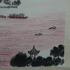 ②北京市珠宝玉器商店の包装紙に包まれていた掛軸　銭松嵒　南湖暁露？と記載の画像