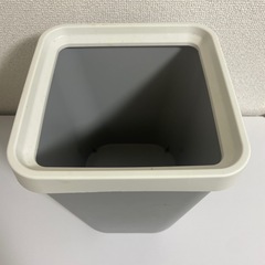 グレーのゴミ箱の画像