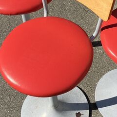 回転いす　椅子　赤色　チェア　QUON（クオン）株式会社オーツー