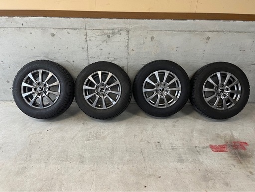 決まりました。
スタッドレスタイヤ(ホイル付き)