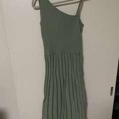 オリーブグリーン ニットトップスとプリーツスカート セットの画像
