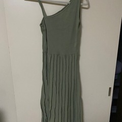 オリーブグリーン ニットトップスとプリーツスカート セットの画像