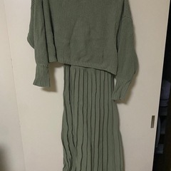 オリーブグリーン ニットトップスとプリーツスカート セットの画像