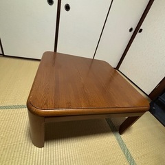 テーブル茶色の画像