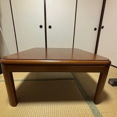 テーブル茶色の画像