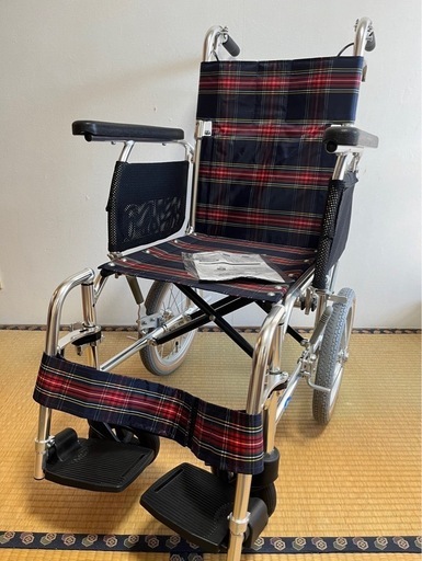 介護　
ほぼ新品の介助式車椅子。軽量コンパクト。