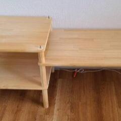 子ども用デスクとおもちゃ棚