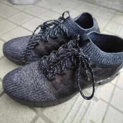 アンダーアーマーのスニーカー　HOVR