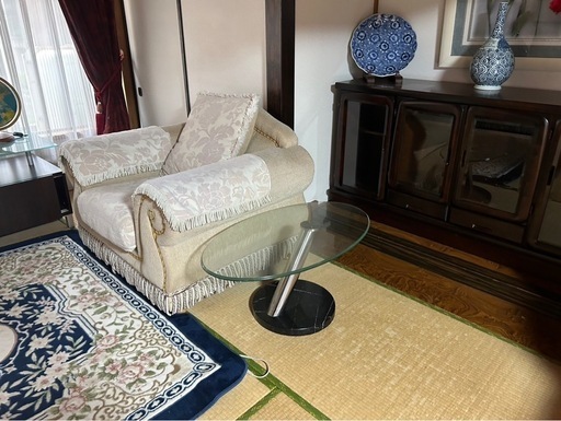 ガラスのサイドテーブル