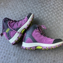 値下げしました！登山靴　トレッキングシューズ22.5センチの画像