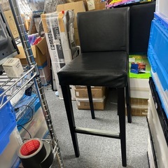 黒レザー調、背の高い椅子。