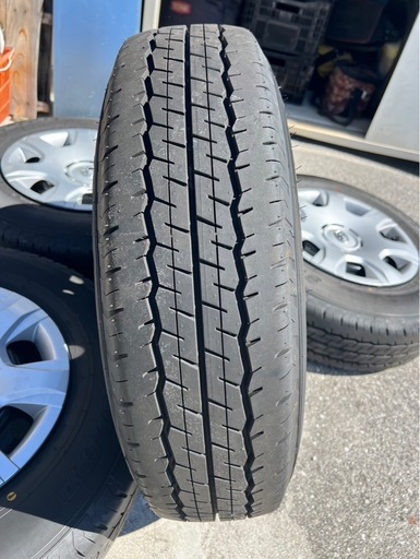 ハイエース純正ホイール2023年式、新品タイヤセット走行10キロ