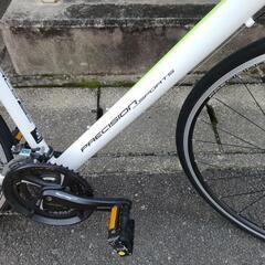 大人用自転車とヘルメットの画像