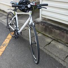 大人用自転車とヘルメットの画像