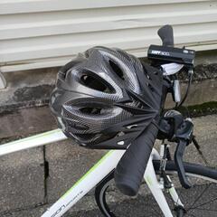 大人用自転車とヘルメットの画像