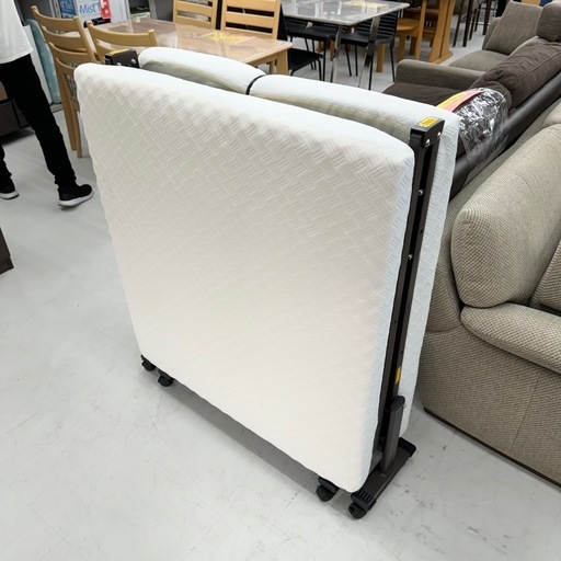 【超美品‼️】定価49,611円♪ アイリスオーヤマ 折りたたみ式電動リクライニングベッド シングルベッド リモコン操作 キャスター付き♪