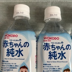 離乳食と携帯用水の画像