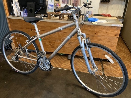 値下げ！【GIANT CROSS2 前後タイヤ・チューブ新品！】アルミフレーム　サスペンション付き　3×7速　700×32cクロスバイク　シャンパンゴールド