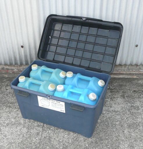 配達先決定　無料配達します灯油缶が4個ぴったり収まるベランダボックス灯油缶１８L×4個